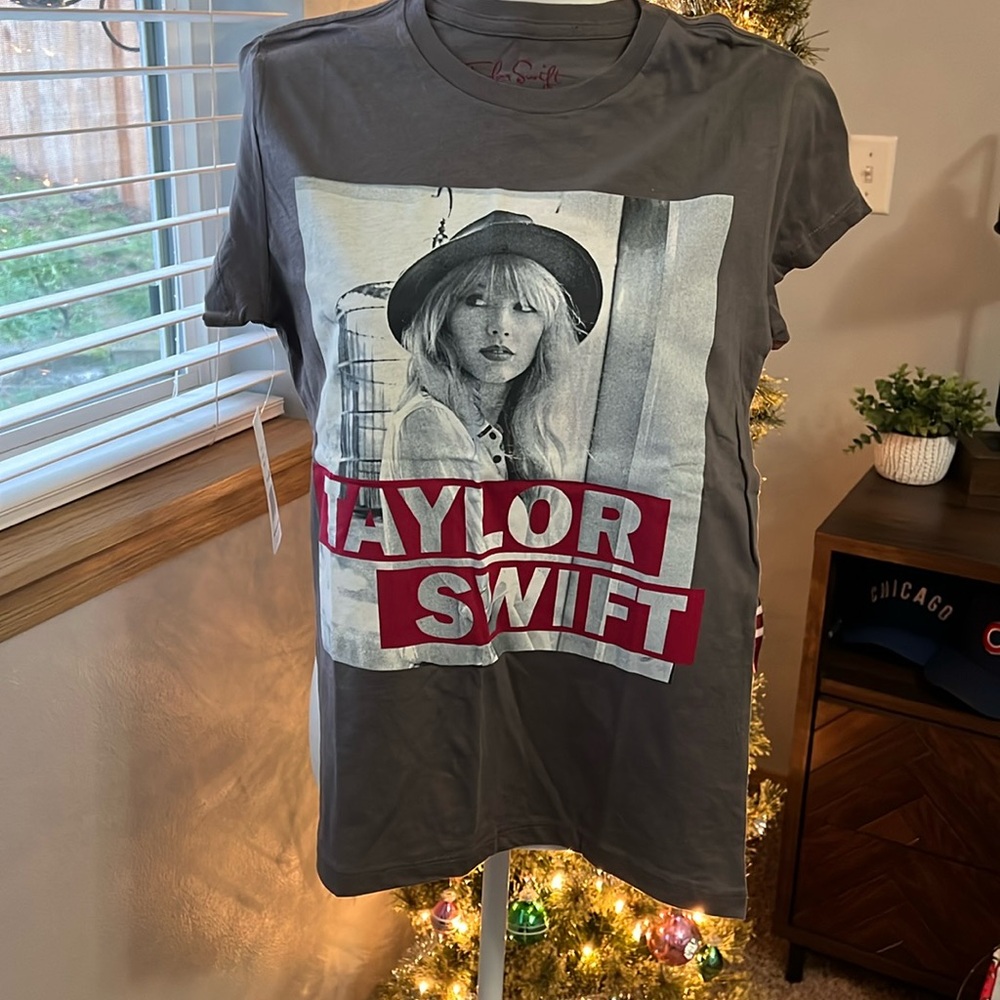 NWT- Youth Sz M Grey Taylor Swift T-shirt.